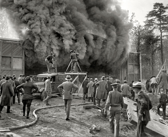 Photo showing: Metrotone News -- Washington, D.C., or vicinity circa 1928. Photographing fire for newsreels.