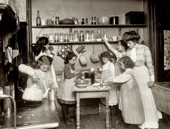 Photo showing: Home Ec: 1910 -- Home economics in public schools. Kitchen in housekeeping flat, New York.