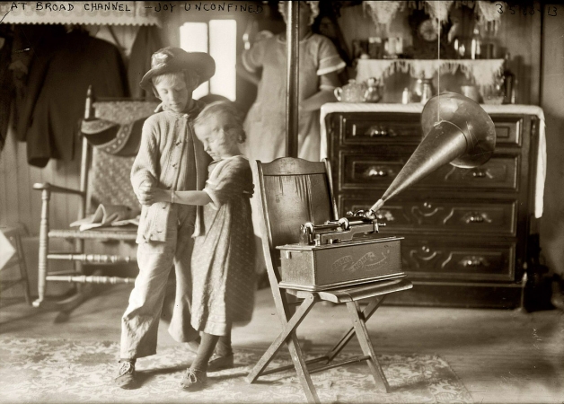 Photo showing: Joy Unconfined -- Summer 1915. Broad Channel, N.Y. Joy unconfined. Note Edison phonograph.