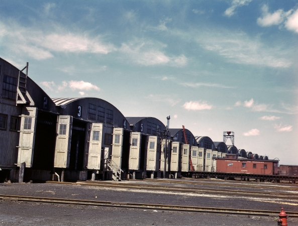 Photo showing: Worlds Largest: 1943 -- Chicago & North Western R.R. Proviso yard; this is said to be the largest covered freight house in the world.