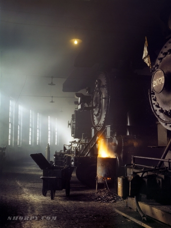 Photo showing: Locomotive Dreams -- December 1942. Roundhouse at the Chicago and Northwestern Railroad yard.