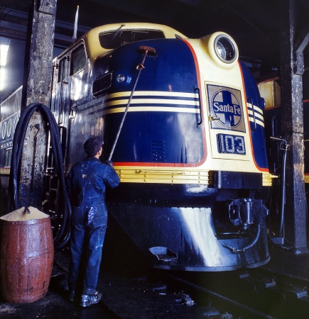 Photo showing: Santa Fe Diesel -- Washing a 5,400-horsepower freight locomotive, Argentine, Kansas, 1943.