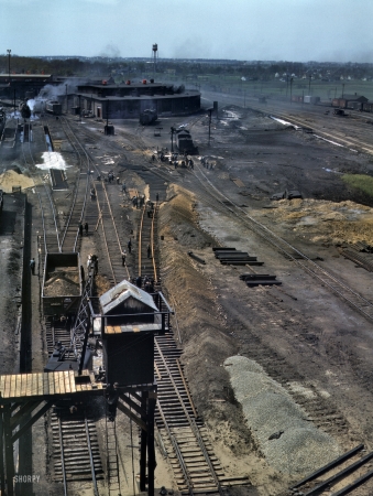 Photo showing: Track Repair: 1943 -- Bensenville yard of the Chicago, Milwaukee, St. Paul, and Pacific Railroad in Illinois.