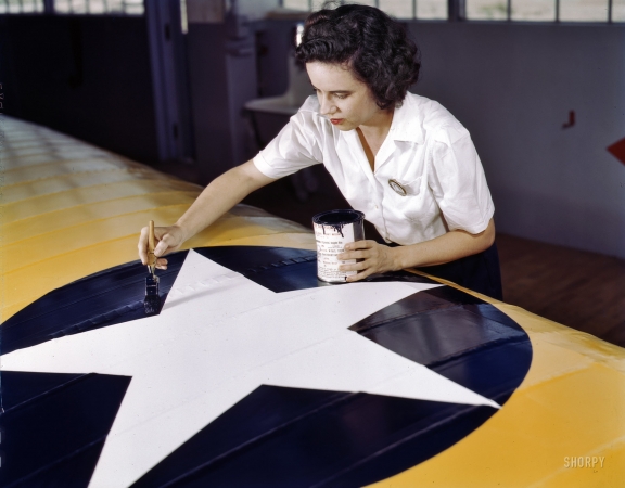 Photo showing: Wartime Star -- August 1942. Corpus Christi, Texas. Painting insignia on repaired Navy plane wing.