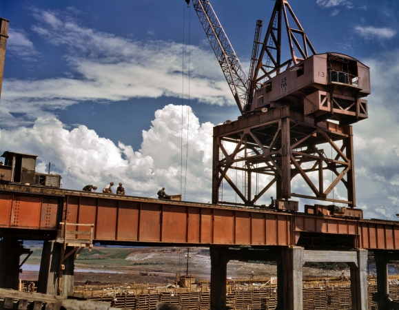 Photo showing: Colossal Crane -- June 1942. Crane at the Tennessee Valley Authority's Douglas Dam.