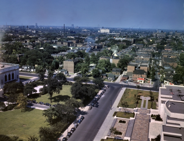 Photo showing: Detroit in Color -- July 1942. Looking east on Farnsworth Street; Rackham Memorial Building at right, Detroit Institute of Art on the left.
