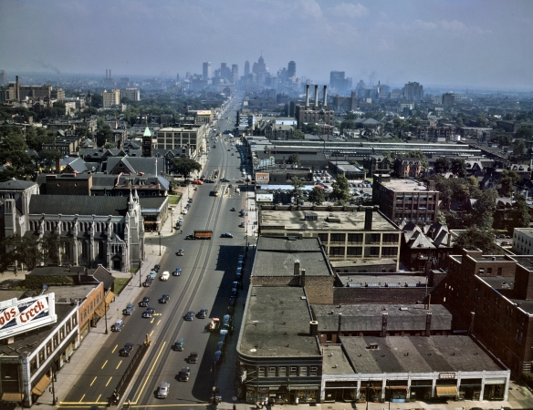 Photo showing: To Downtown Detroit -- July 1942. Looking south along Woodward Avenue from the Maccabees Building at Warren Avenue.