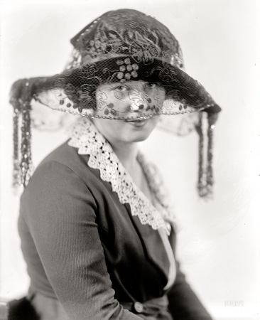 Photo showing: Washington Fashionista: 1915 -- Miss Elsie Walker.