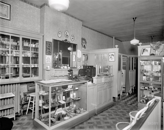 Photo showing: Beauty Parlor -- Roberts beauty shop, Washington, D.C., circa 1928.