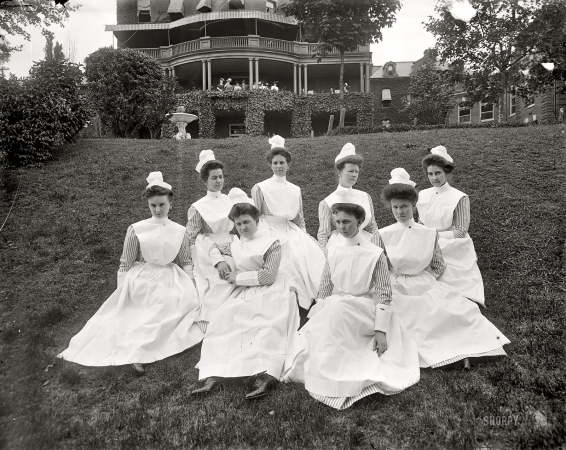 Photo showing: Angels Alfresco -- Washington, D.C., circa 1910. Portrait of nurses on lawn.