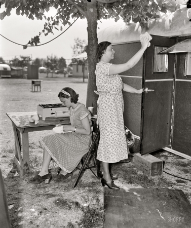 Photo showing: Clean Living -- Trailer camp, Washington, D.C. June 4, 1937.