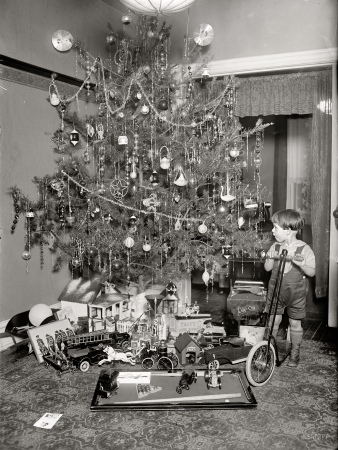 Photo showing: Is That All? -- Dorsey Christmas tree, 1922.