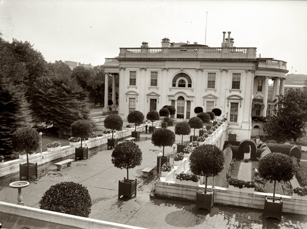 Photo showing: The West Wing: 1923 -- 1923. White House West Wing: West promenade terrace atop colonnade betwen Residence and Executive Offices.