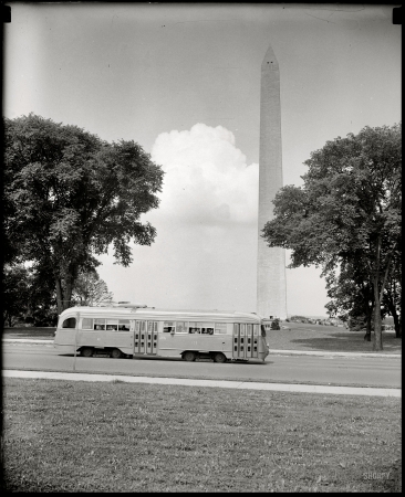 Photo showing: Streamliner -- Streamlined street car passing Washington Monument, circa 1938.