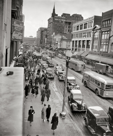 Photo showing: F Street in the Thirties -- Washington, D.C. F Street scenes, January 1939, with the Treasury building in the distance.