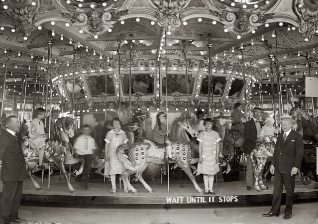 Photo showing: Glen Echo Merry-Go-Round -- Glen Echo Park Co., 1925. Dentzel Carousel at the Glen Echo amusement park in Montgomery County, Maryland.