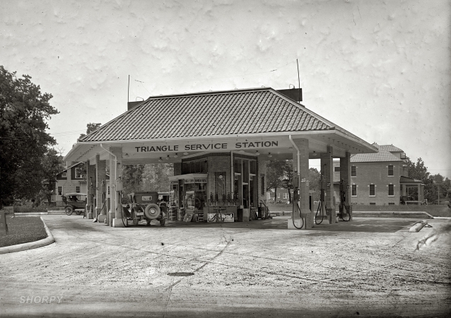 Photo showing: Triangle Service Station -- 1925. The Triangle Service Station in Arlington, Virginia, at Mount Vernon Avenue and Military Road.
