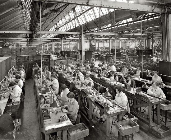 Photo showing: Radio Factory -- The Atwater Kent radio factory in Philadelphia circa 1925.