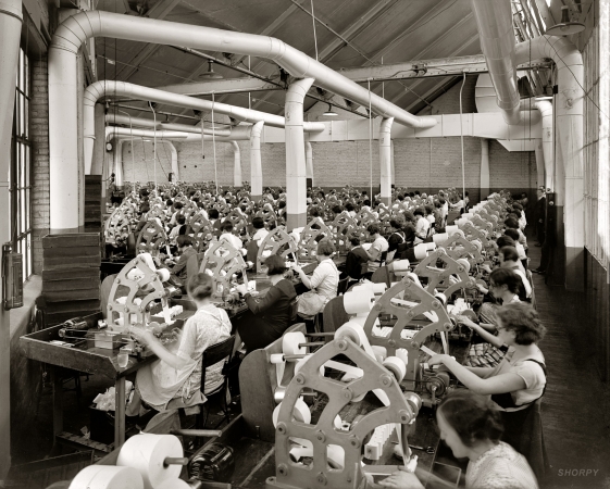 Photo showing: Radio Factory Rows -- Atwater Kent radio factory in Philadelphia, circa 1925.