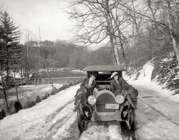 Photo showing: Hood Ornaments: 1920 -- Oldsmobile Sales Co., Rock Creek Park.