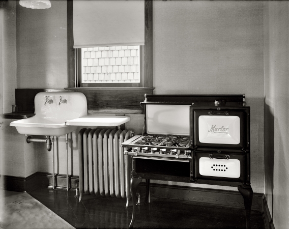 Photo showing: Marlor Stove -- Washington Times. Interior, Hamilton Street house circa 1920. 