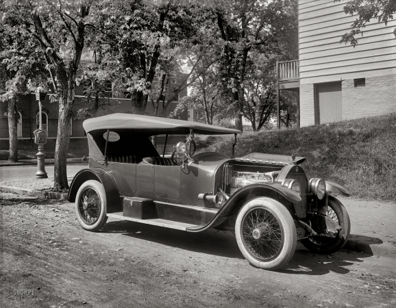 Photo showing: Big Stutz -- Stutz touring car on M Street, Washington, circa 1920. Also, a Fire Alarm Lamppost on the corner.