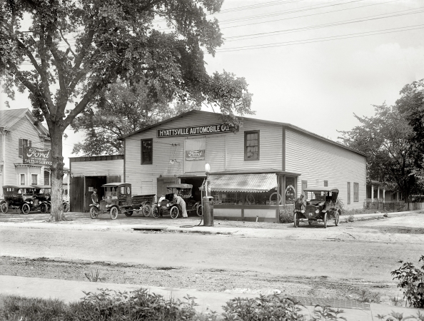 Photo showing: Shade Tree Mechanics -- Prince George's County, Maryland, circa 1920. Hyattsville Automobile Co.