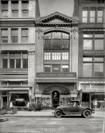 Photo showing: Boot Shop Storefront -- Fall 1920. Washington, D.C. Queen Quality Boot Shop, F Street N.W.