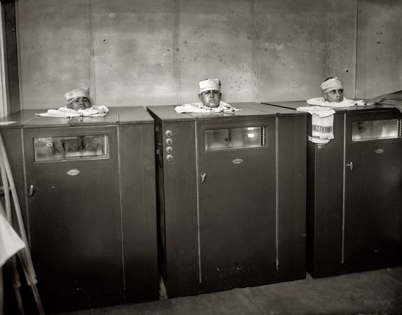 Photo showing: Radio-Vitant Rays -- Circa 1920. Walter Reed physiotherapy. Burdick Cabinet Radio-Vitant ray therapy.