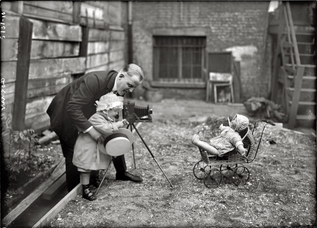 Photo showing: Shutterbugs -- The clarinetist Ross Gorman and daughter circa 1920 in New York City.