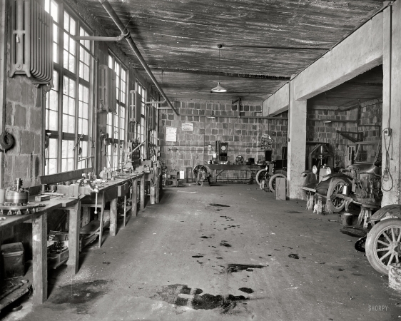 Photo showing: Hendrick Garage -- 1928. Takoma Park, Maryland. Hendrick Motor Co. garage.