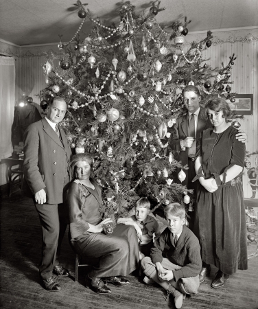 Photo showing: A Dickey Xmas -- Dickey Christmas tree, 1923. The family of Washington lawyer Raymond Dickey.