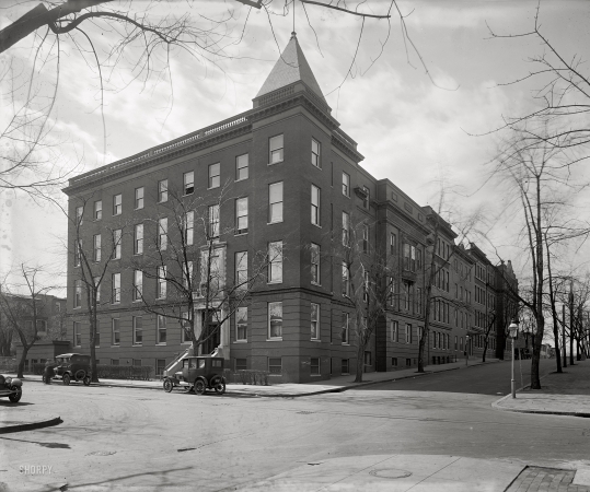 Photo showing: Georgetown Hospital -- Georgetown University Hospital, 35th Street N.W. in Washington, circa 1924.
