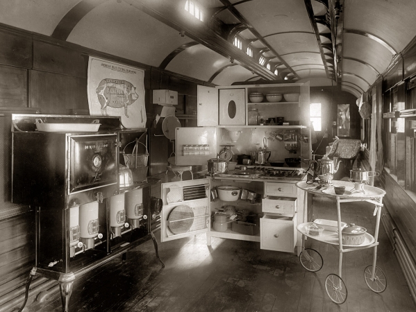 Photo showing: Rolling Kitchen -- Circa 1918. Food Administration home economics demonstration rail car, University of Illinois.