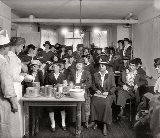 Photo showing: War Kitchen -- Washington, D.C., circa 1918. Food Administration War Kitchen, 926 McPherson Street.