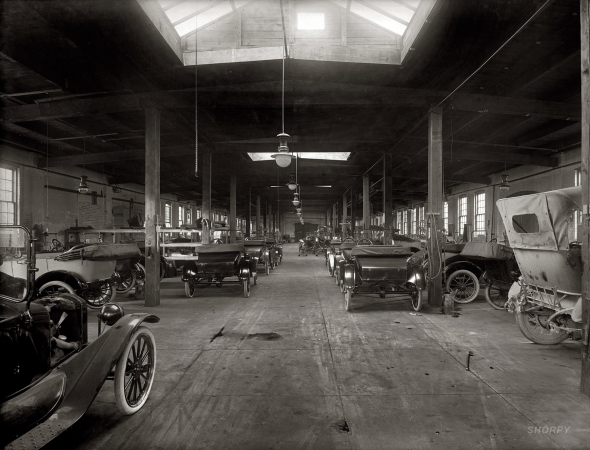 Photo showing: Hackett Garage -- Circa 1916. Hackett Motor Car Co., Jackson, Michigan. Part of the Hackett assembly plant.
