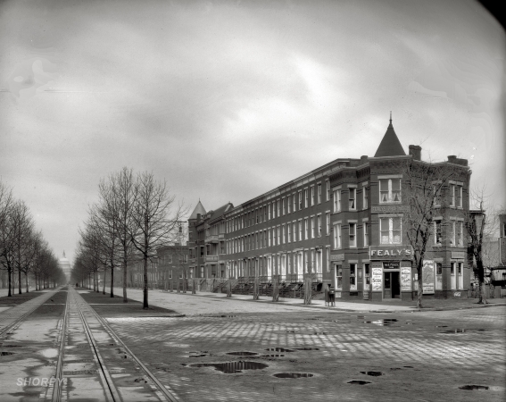 Photo showing: Fealys Corner -- Washington, D.C., circa 1920. Fealy's Corner, 11th Street and Pennsylvania Avenue.