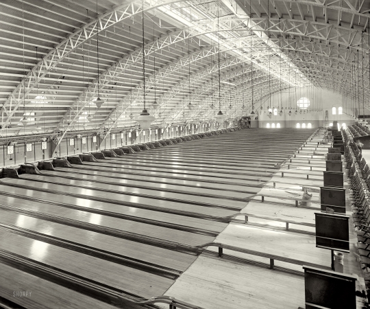 Photo showing: Washington Lanes -- Convention Hall bowling alleys, Fifth and K Sts, circa 1925.