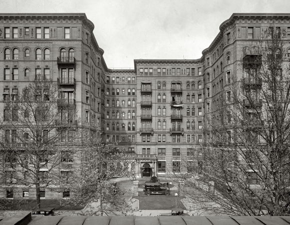 Photo showing: Stoneleigh Court: 1925 -- The apartment complex at L Street N.W., Washington, D.C.