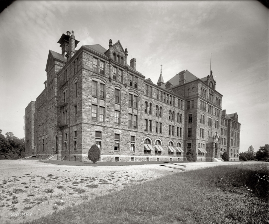 Photo showing: Catholic University -- Washington, D.C., circa 1915.
