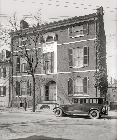 Photo showing: Lincoln in Virginia -- Alexandria, Virginia, circa 1926. Dr. Fairfax home with a Lincoln idling at the curb.
