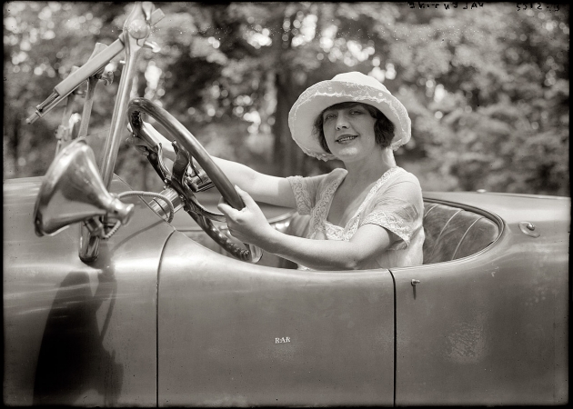 Photo showing: Grace Valentine -- The film and stage actress Grace Valentine circa 1920 at the wheel of an enormous roadster.