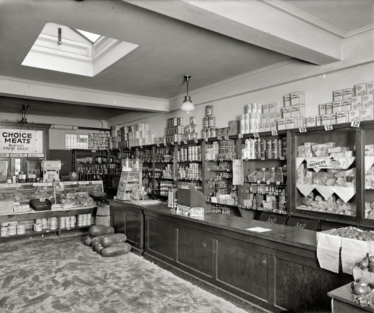Photo showing: Cathedral Mansions Grocery -- Washington circa 1924. The market at Cathedral Mansions, a multistory apartment complex on Connecticut Avenue.