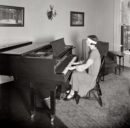 Photo showing: A Piano, Right? -- Washington, D.C., circa 1925. Novel piano method at the Hendley-Kaspar music school.