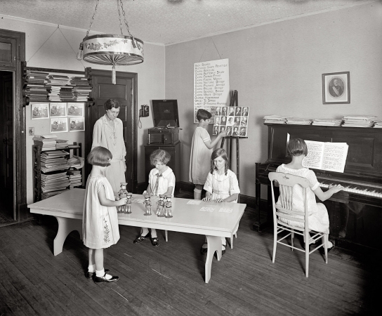 Photo showing: Music Education -- Washington circa 1925. The mysterious methods of the Hendley-Kaspar School of Musical Education.