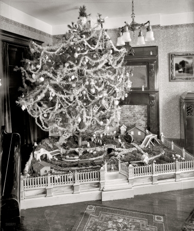 Photo showing: A Simple Yuletide Display -- Circa 1920. George Barkhausen's Christmas tree.