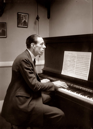 Photo showing: Piano Man -- Ed Smalle, the singing comedian, at the keyboard circa 1922.