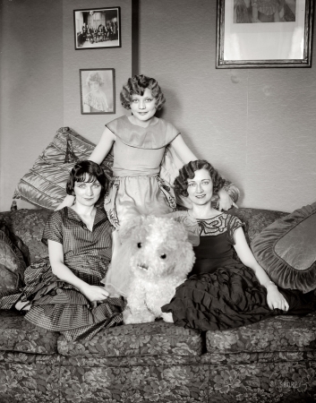 Photo showing: The Little Broxes -- New York circa 1924. The Brox sisters again.
