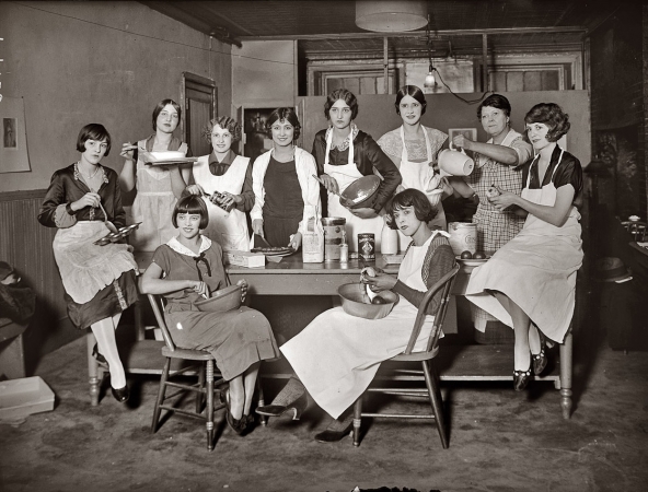 Photo showing: Cooking Chorus -- New York, December 1924. Greenwich Village Follies Cooking Class.