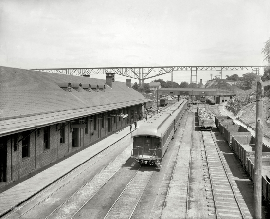 Photo showing: Poughkeepsie Station -- Poughkeepsie, New York, circa 1890s. Poughkeepsie Station. With a view of the Poughkeepsie Bridge across the Hudson River.